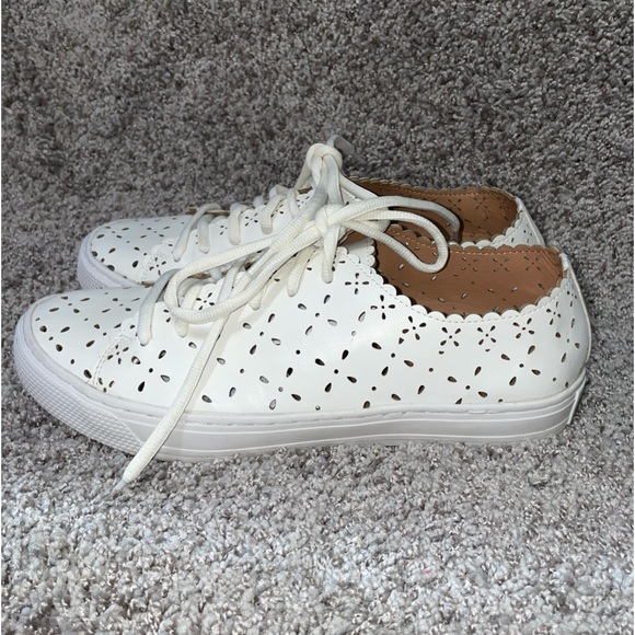 TORRID WHITE LASER CUT FAIX LEATHWR SNEAKER SIZE 8W - Picture 7 of 10